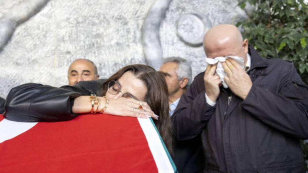 Trafik kazasında babasını kaybetmişti... Özge Ulusoy'un son hali hayranlarını korkuttu! Zayıflıktan kemikleri sayılıyor 3